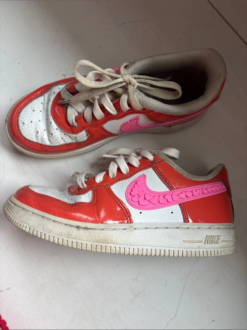 Nike Kids Low-Top Sneakers in Coral Red and Pink